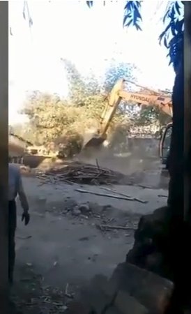 Buldozery ničí rohingské vesnice.