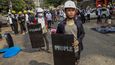 V Barmě pokračují protesty proti armádě, která provedla na začátku února vojenský převrat. V neděli zemřelo nejméně 38 lidí.