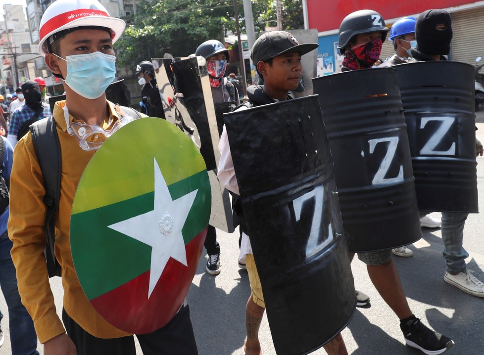 V Barmě pokračují protesty proti armádě, která provedla na začátku února vojenský převrat. Nepokoje jsou v zemi krvavě potlačovány (březen 2021)
