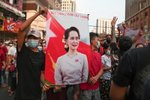 Protesty v Barmě proti vojenskému převratu a svržení a zadržení vůdkyně Si Ťij