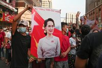 Facebook zablokoval barmskou armádu: Vadí mu násilí v zemi po převratu