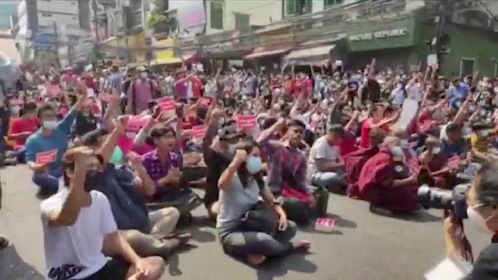 Protesty v Barmě proti vojenskému převratu a svržení a zadržení vůdkyně Si Ťij