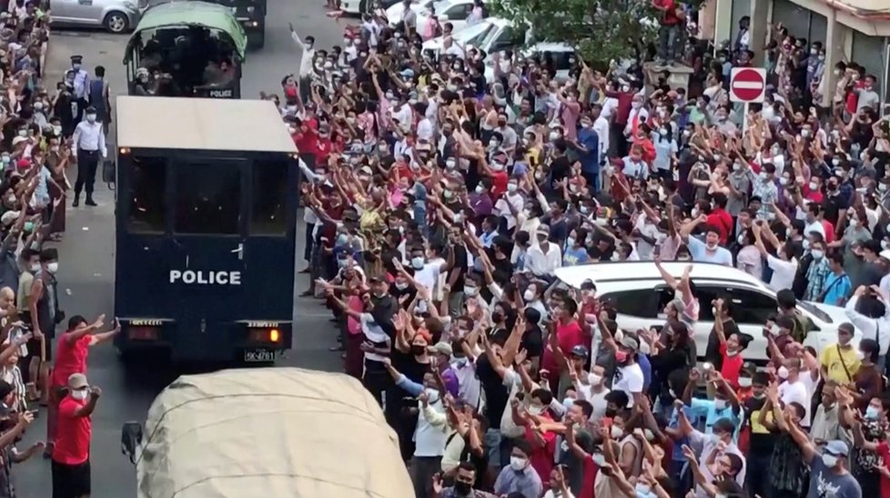 Protesty v Barmě proti vojenskému převratu a svržení a zadržení vůdkyně Si Ťij