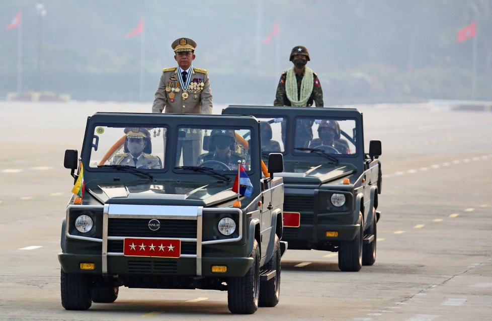 Vůdce barmské vojenské vlády generál Min Aun Hlain během přehlídky (27. 3. 2021)
