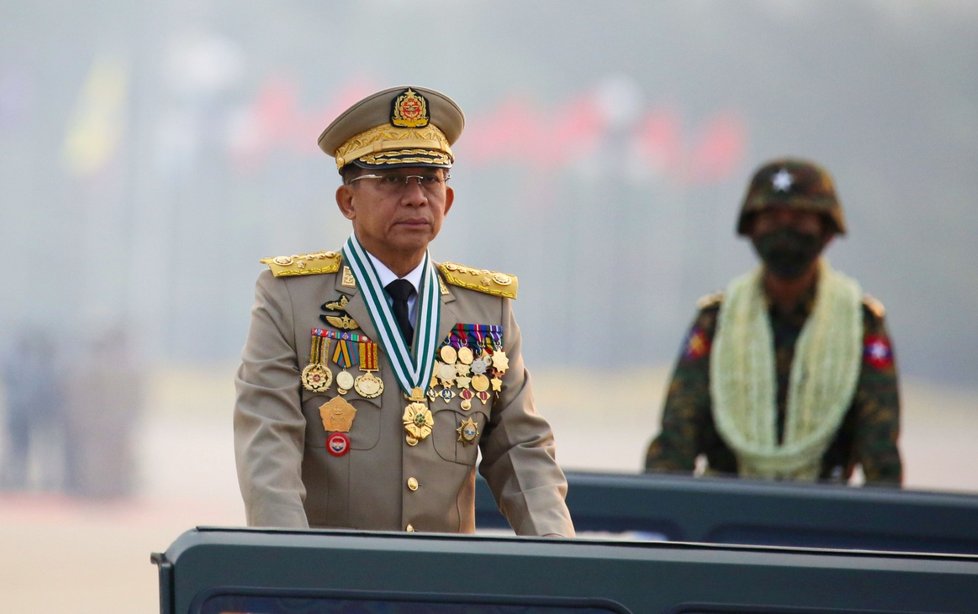 Vůdce barmské vojenské vlády generál Min Aun Hlain během přehlídky (27. 3. 2021)