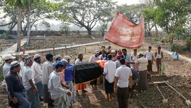 Pohřeb oběti protestů proti vojenské diktatuře v Barmě (27. 3. 2021)