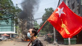 Barmánci nadále protestují proti diktatuře nastolené armádou po nedávném vojenském puči (27. 3. 2021)