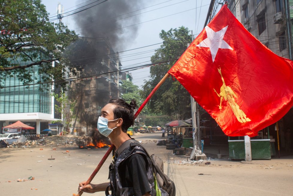 Barmánci nadále protestují proti diktatuře nastolené armádou po nedávném vojenském puči (27. 3. 2021)