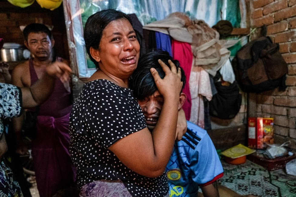 Barmánci nadále protestují proti diktatuře nastolené armádou po nedávném puči. Zemí však rezonuje vlna brutálních útoků ze strany vojenské junty na obyvatelstvu (27. 3. 2021)