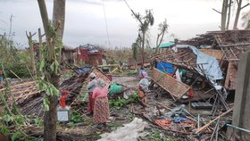 Cyklon Mocha zabil stovky lidí. V Barmě živoří bez čisté vody, trosky prohledávají rukama