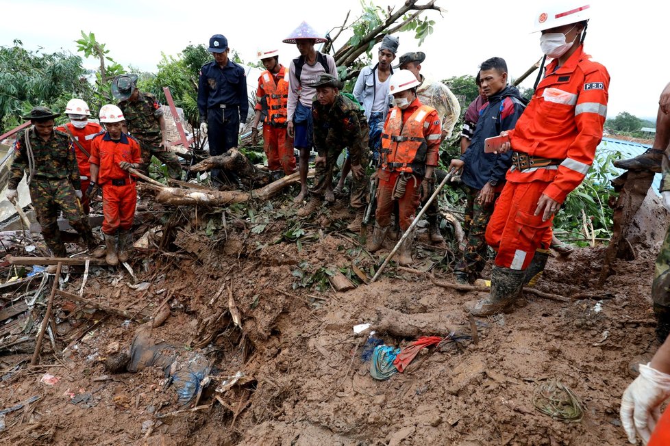 Sesuvy půdy si v Barmě vyžádaly desítky obětí.