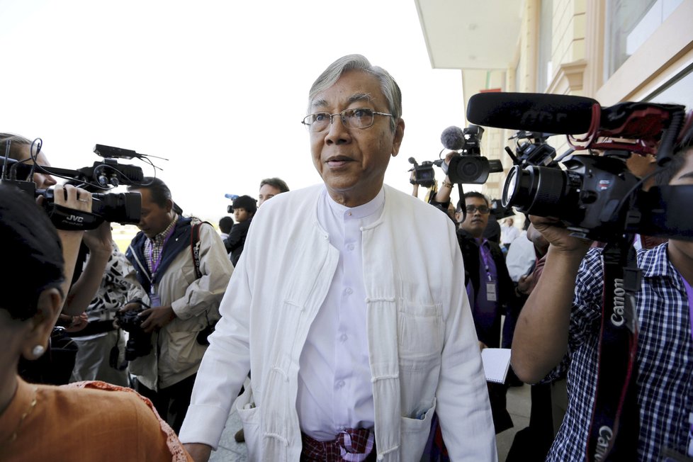 Barmský prezident Tchin Ťjo s okamžitou platností rezignoval.