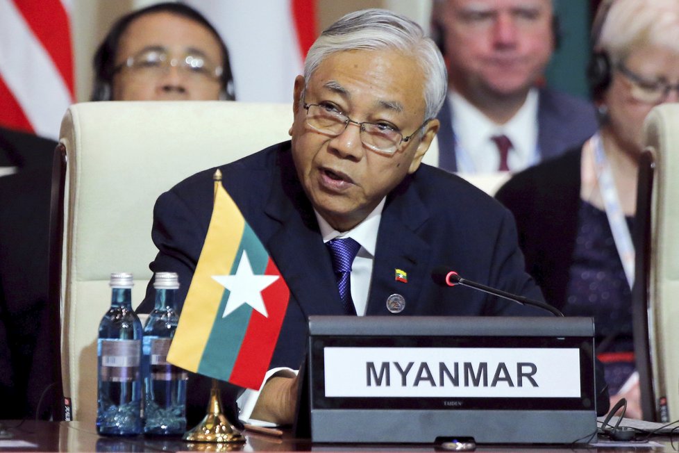 Barmský prezident Tchin Ťjo s okamžitou platností rezignoval.