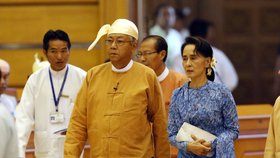 Blízký spolupracovník slavné bojovnice za demokracii Do Aun Schan Su Ťij je v zemi první zvolenou civilní hlavou státu za posledních více než 50 let.