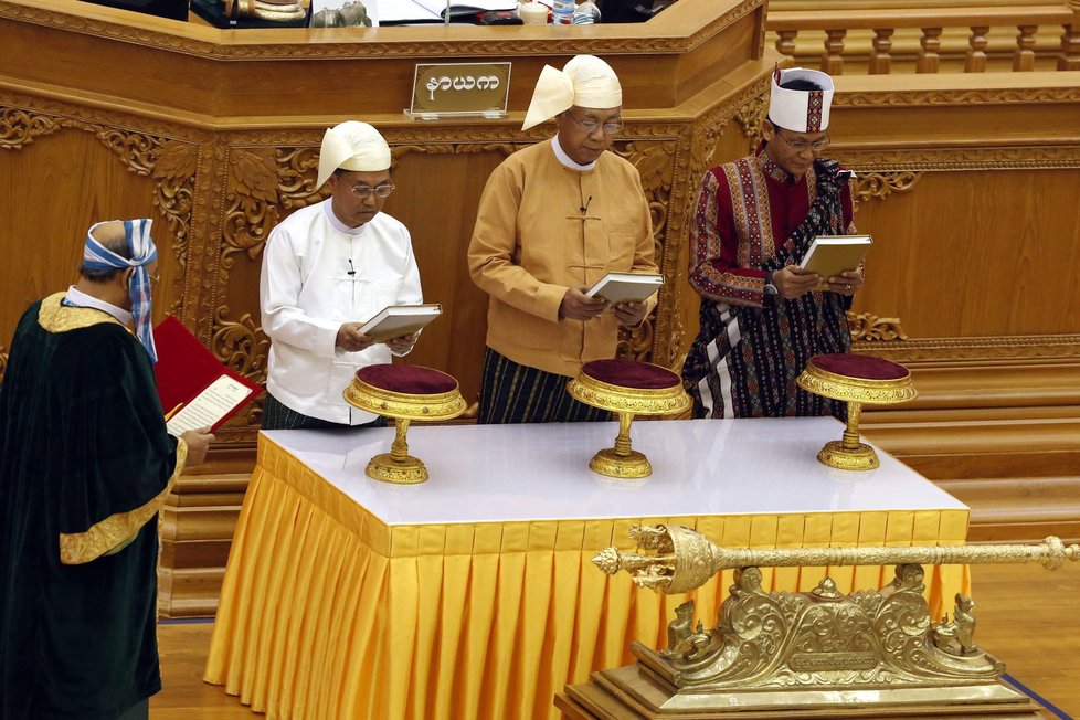 Nový barmský prezident Tchin Ťjo složil přísahu.