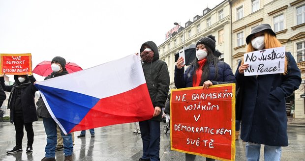 Propusťte zadržené! Barmánci v Praze protestovali proti vojenskému převratu ve své zemi 