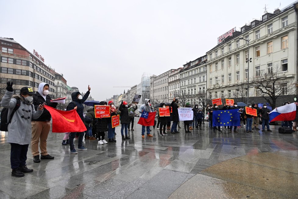 Barmánci na Václavském náměstí protestovali proti vojenskému převratu ve své zemi