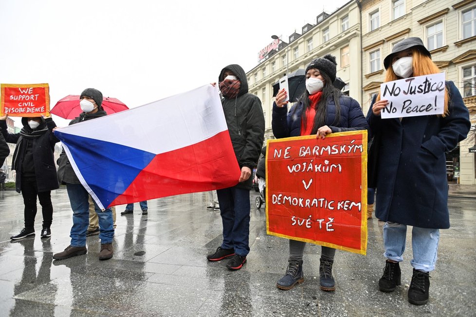 Barmánci na Václavském náměstí protestovali proti vojenskému převratu ve své zemi