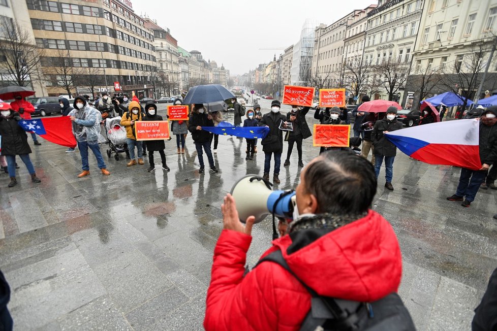 Barmánci na Václavském náměstí protestovali proti vojenskému převratu ve své zemi