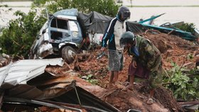 Počet obětí sesuvů půdy po silných deštích na jihu Barmy stoupl na 51. Uvedla to agentura Kjódó s odvoláním na záchranné složky. Další více než čtyři desítky lidí utrpěly různě vážná zranění.