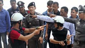 Barmská dvojice vrahů se účastní rekonstrukce činu