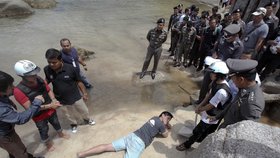 Barmská dvojice vrahů se účastní rekonstrukce činu