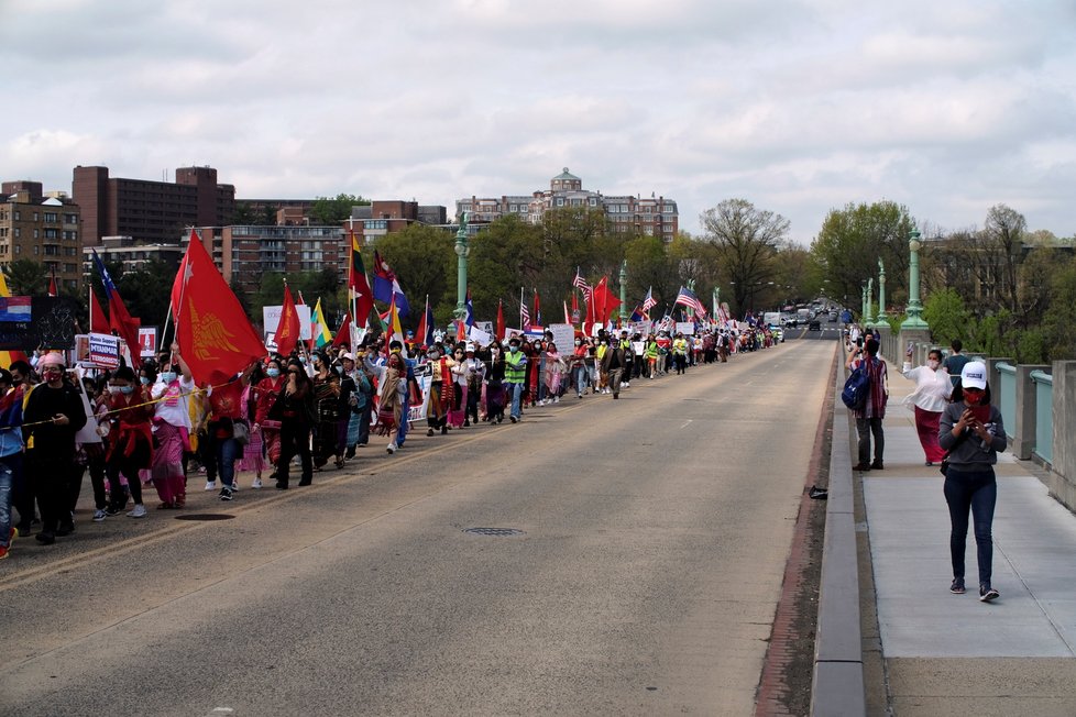 Proti násilnostem v Barmě se protestuje po celém světě, snímky z demonstrace ve Washingtonu.