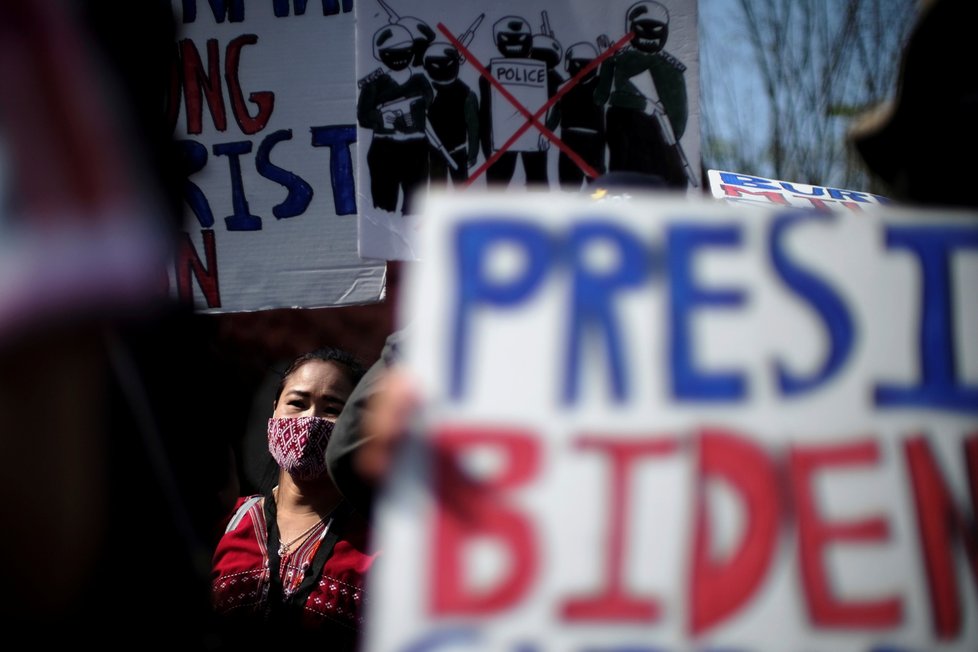 Proti násilnostem v Barmě se protestuje po celém světě, snímky z demonstrace ve Washingtonu.