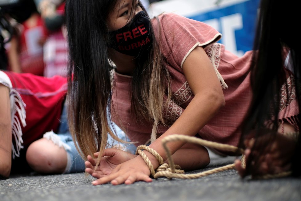 Proti násilnostem v Barmě se protestuje po celém světě, snímky z demonstrace ve Washingtonu.