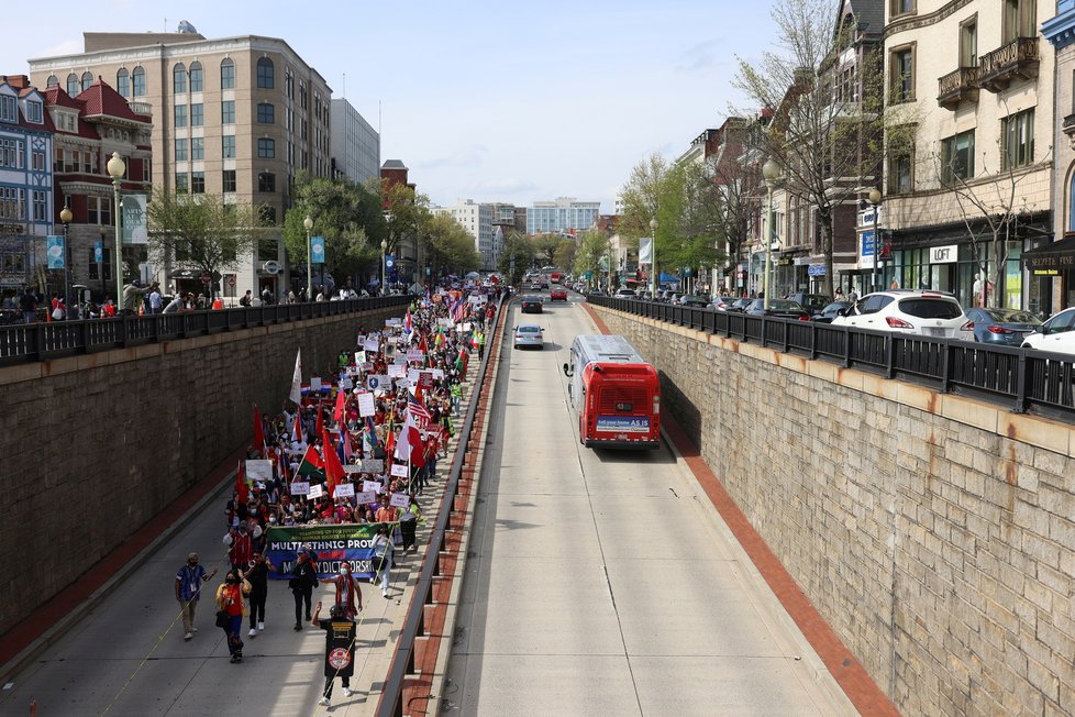 Proti násilnostem v Barmě se protestuje po celém světě, snímky z demonstrace ve Washingtonu.