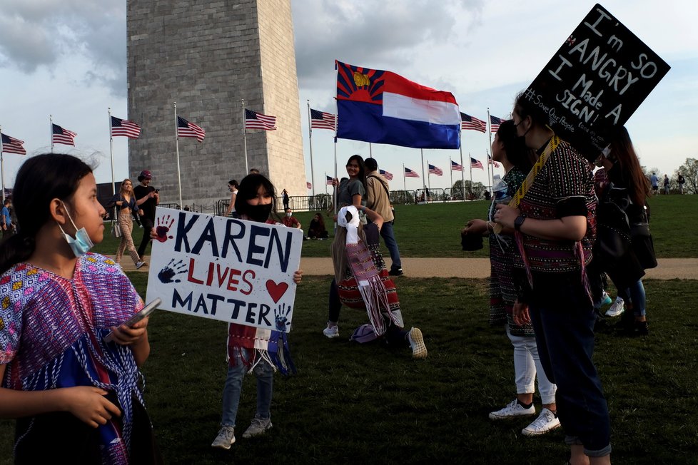 Proti násilnostem v Barmě se protestuje po celém světě, snímky z demonstrace ve Washingtonu.