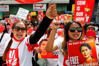 Mladá žena demonstrovala s bratrem za svrženou Su Ťij: Zemřela v nemocnici