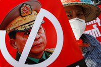 „Pryč s diktaturou.“ Barmská armáda vyslala do ulic obrněná vozidla, napětí roste