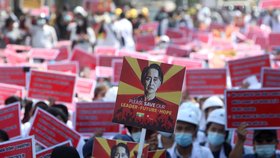 Demonstrace proti vojenskému převratu v Barmě