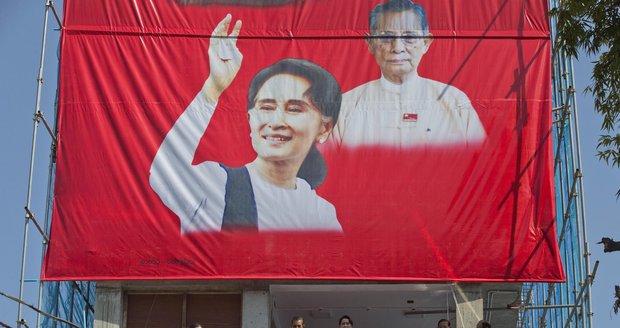 Konec vlády vojenské junty? V Barmě vyhrála volby opoziční politička Su Ťij  