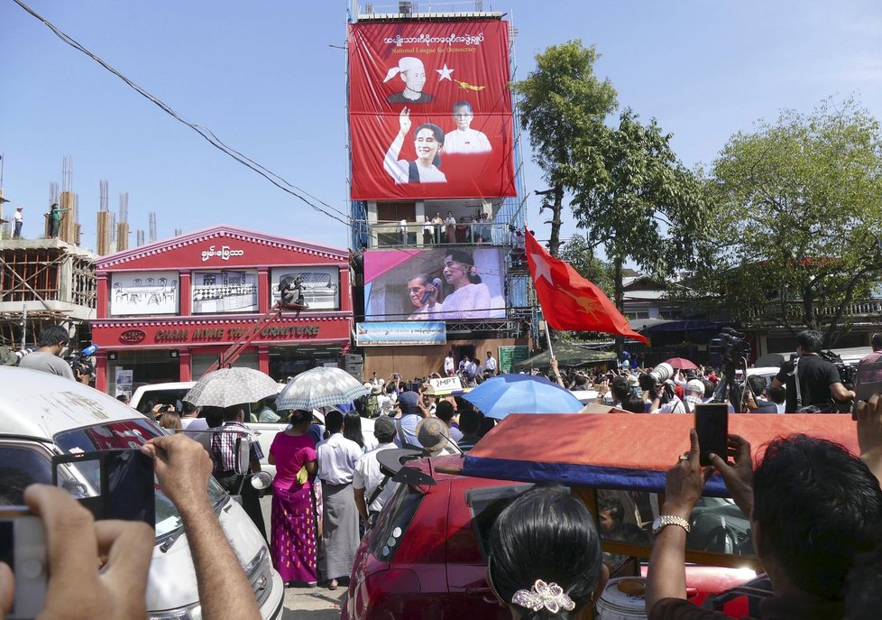 Po desetiletích vlády vojenské junty se v Barmě konaly volby. Podle prvních výsledků vyhrála Su Ťij.