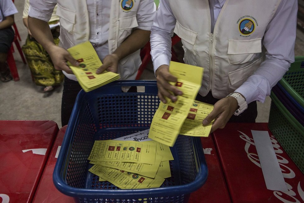 Po desetiletích vlády vojenské junty se v Barmě konaly volby. Podle prvních výsledků vyhrála Su Ťij.