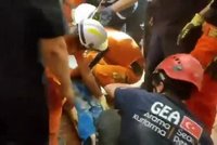 Zázrak po zemětřesení v Barmě: Pět dnů po smrtící katastrofě vytáhli živého muže!