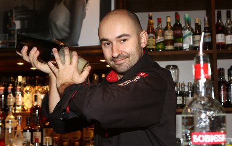 Barman Petr Vopálenský.