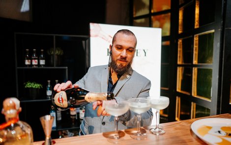 Vítězem barmanské soutěže Kinley Grand Cocktail Cup se stal  Jaroslav Jeřábek