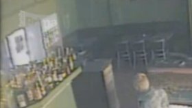 Poté, co majitel odešl z baru, barmanka neváhala a kradla