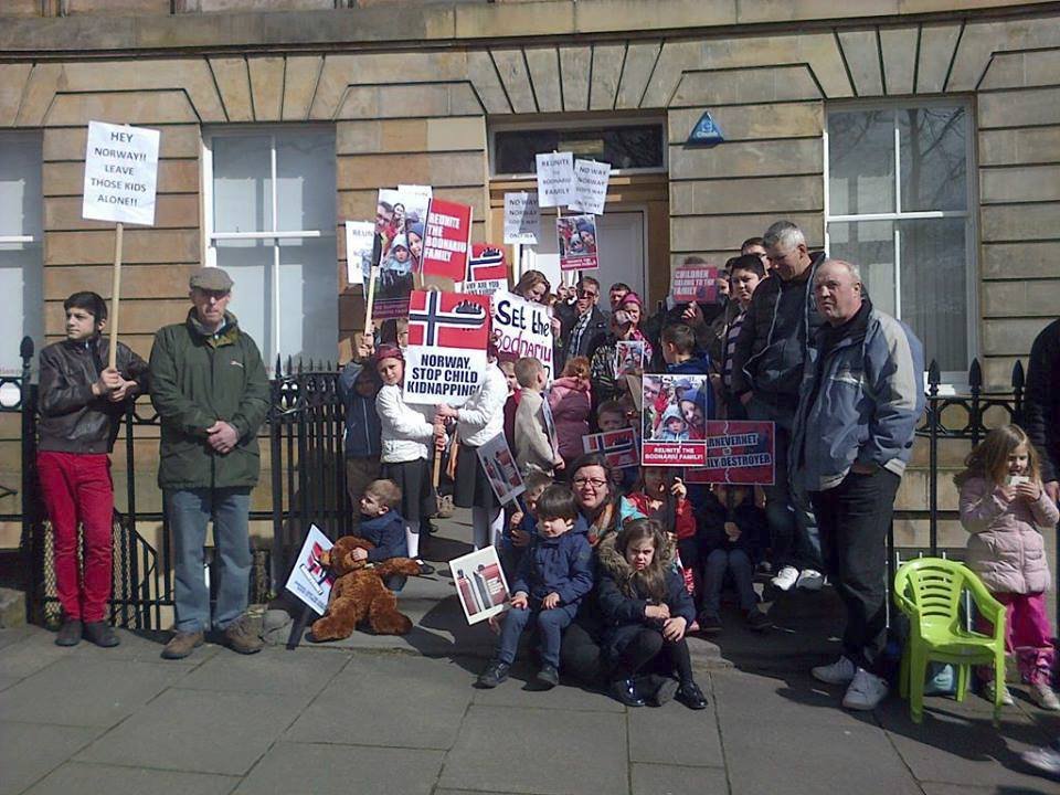 Světové protesty proti Barnevernetu: Glasgow, Skotsko (16. 4. 2016)
