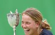 Barbora Strýcová s trofejí pro nejlepší juniorku Australian Open