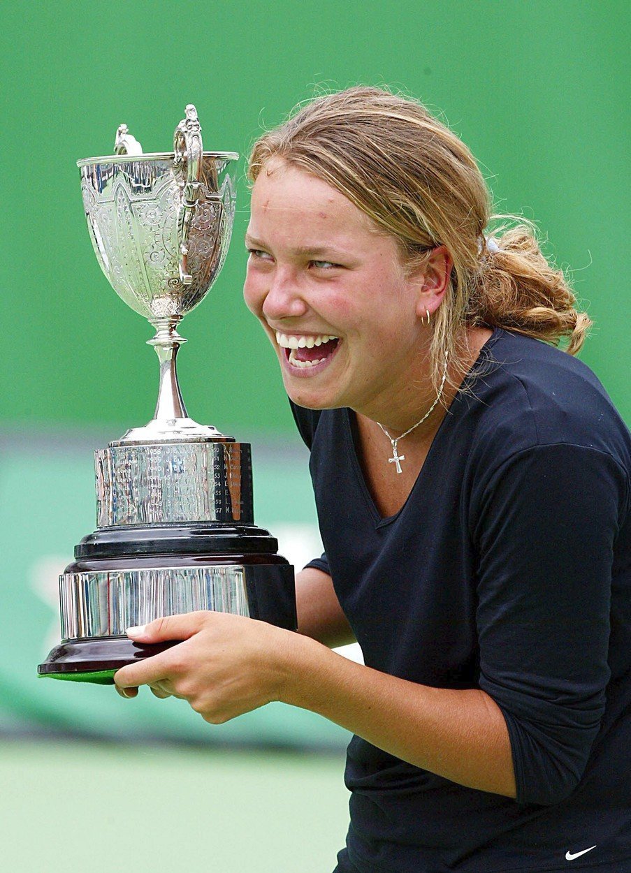 Barbora Strýcová s trofejí pro nejlepší juniorku Australian Open