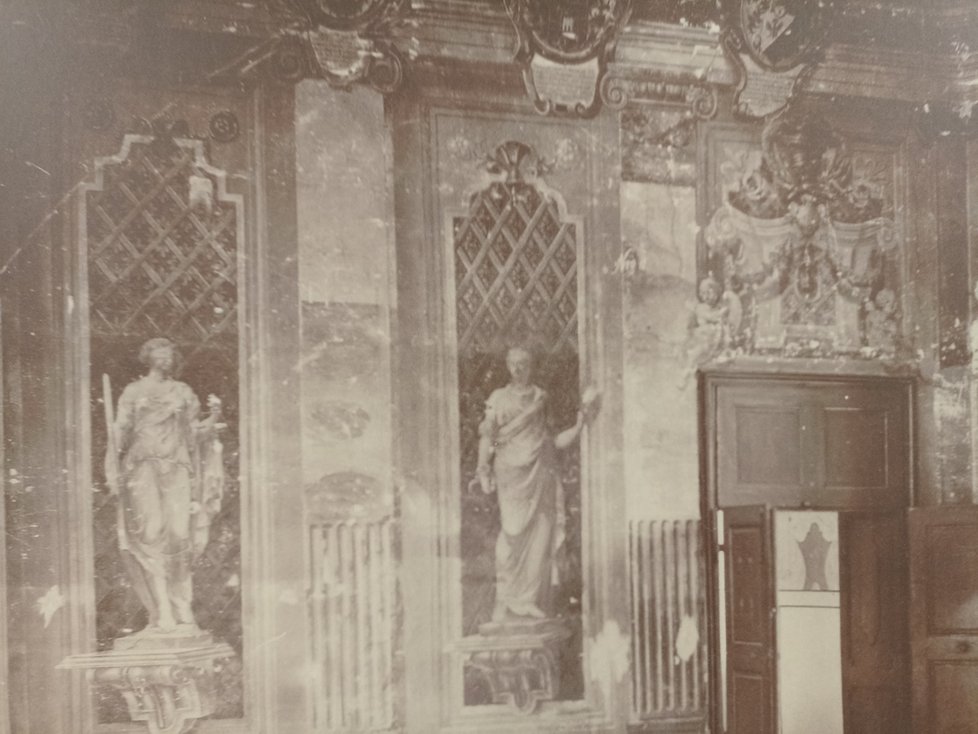 Restaurování poničené barokní fresky z 18.století trvalo dva roky. Zachránit se podařilo jen torzo. Pomohly i dvě fotografie z roku 1869.