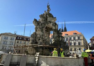 Barokní kašna Parnas, dominanta Zelného trhu, podstupuje rekonstrukci. Ve špatné kondici je zejména alegorická socha Evropy na jejím vrcholu.