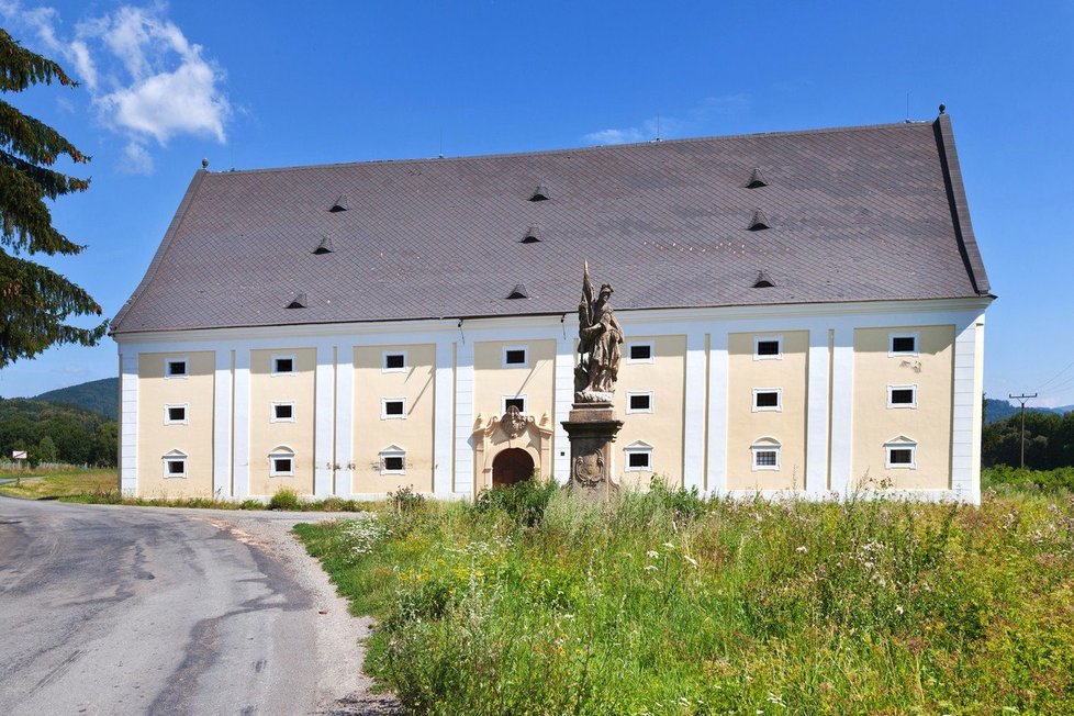 Barokní sýpka – další zajímavá stavba, kterou ve Velkých Losinách spatříte.