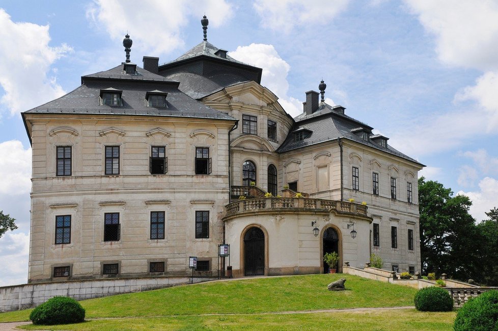 V barokním zámku Karlova Koruna v Chlumci nad Cidlinou vám budou vyprávět o životě šlechticů i chovu koní.