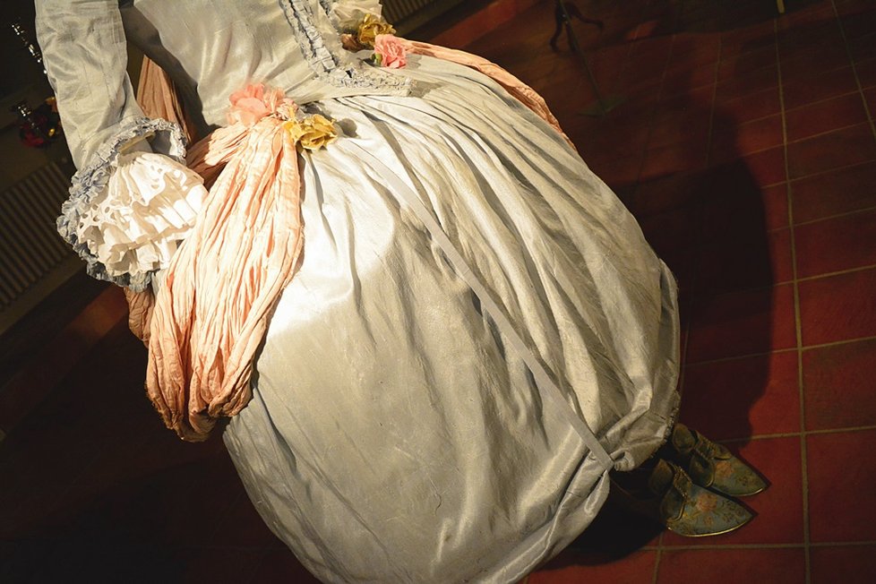 Barokní aristokraté měli mnoho šatů i paruk. A nenosili spodní prádlo. To náleželo jen chudým