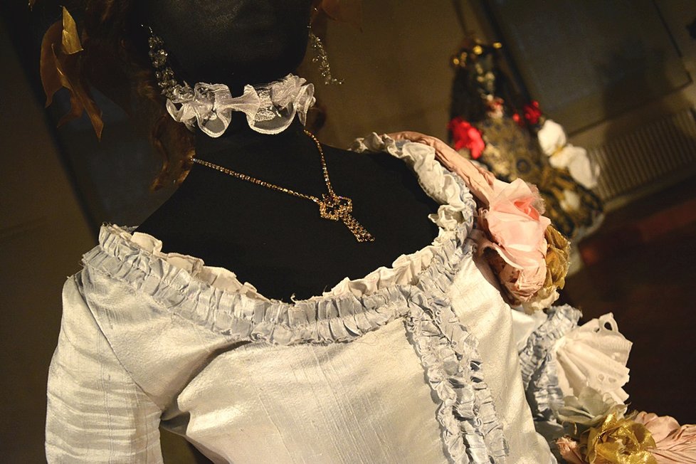 Barokní aristokraté měli mnoho šatů i paruk. A nenosili spodní prádlo. To náleželo jen chudým